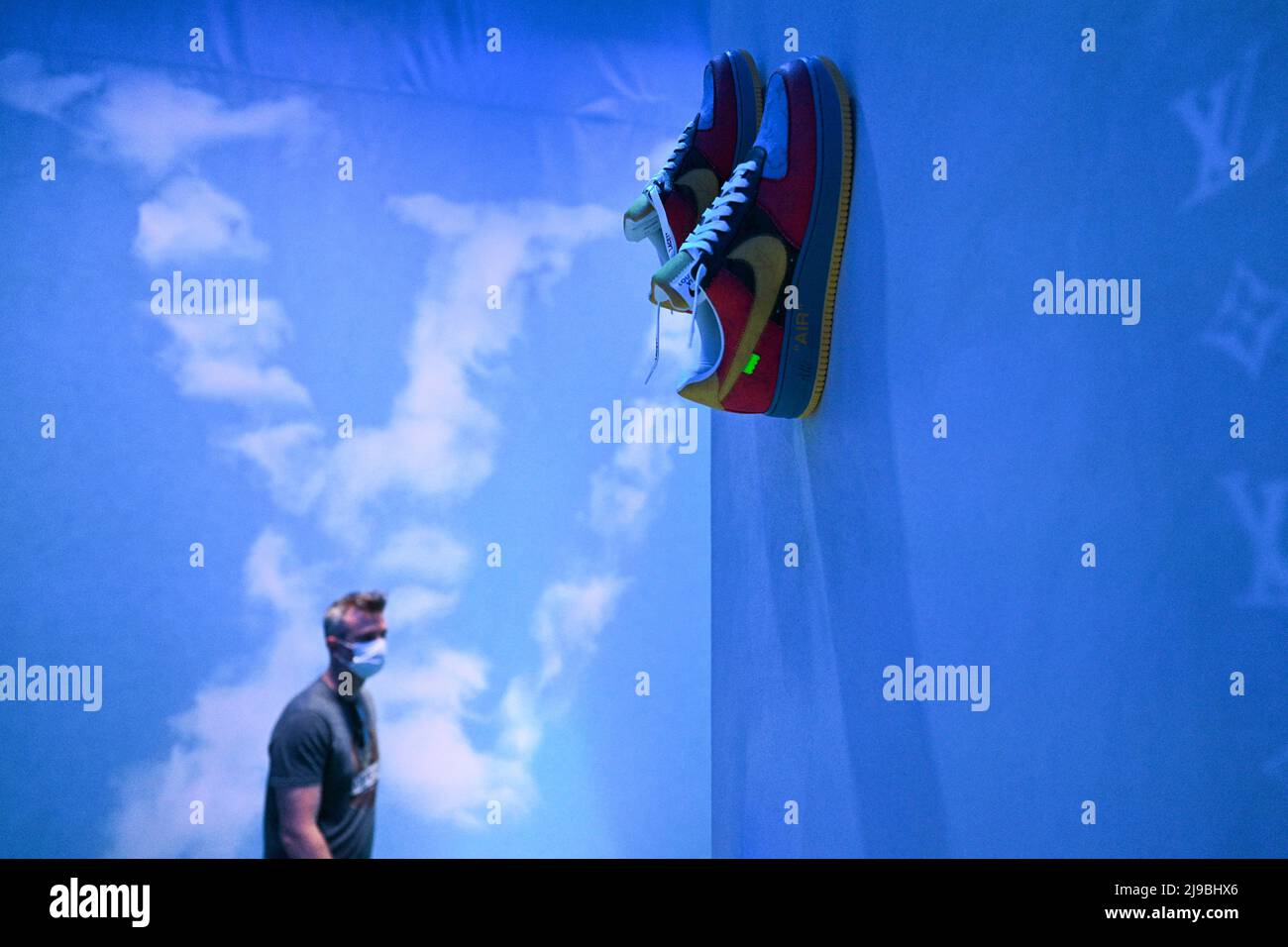La mostra Louis Vuitton e Nike “Air Force 1” di Virgil Abloh in mostra al Greenpoint Terminal Warehouse di Brooklyn il 21 maggio 2022 a New Foto Stock