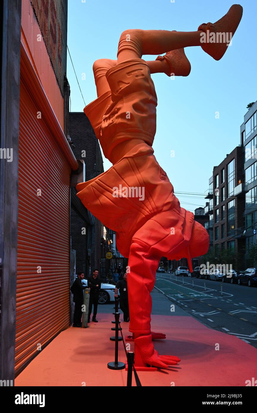 La mostra Louis Vuitton e Nike “Air Force 1” di Virgil Abloh in mostra al Greenpoint Terminal Warehouse di Brooklyn il 21 maggio 2022 a New Foto Stock