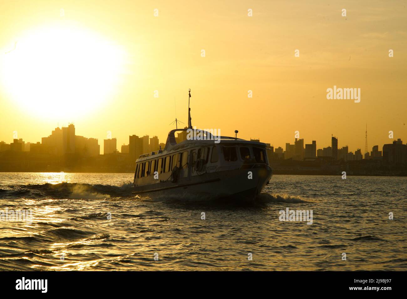 Riverside vista dell'alba dello skyline di Belém do Pará, con piccolo traghetto in primo piano viaggio di ritorno dalle Isole Combu. Gennaio, 2008. Foto Stock