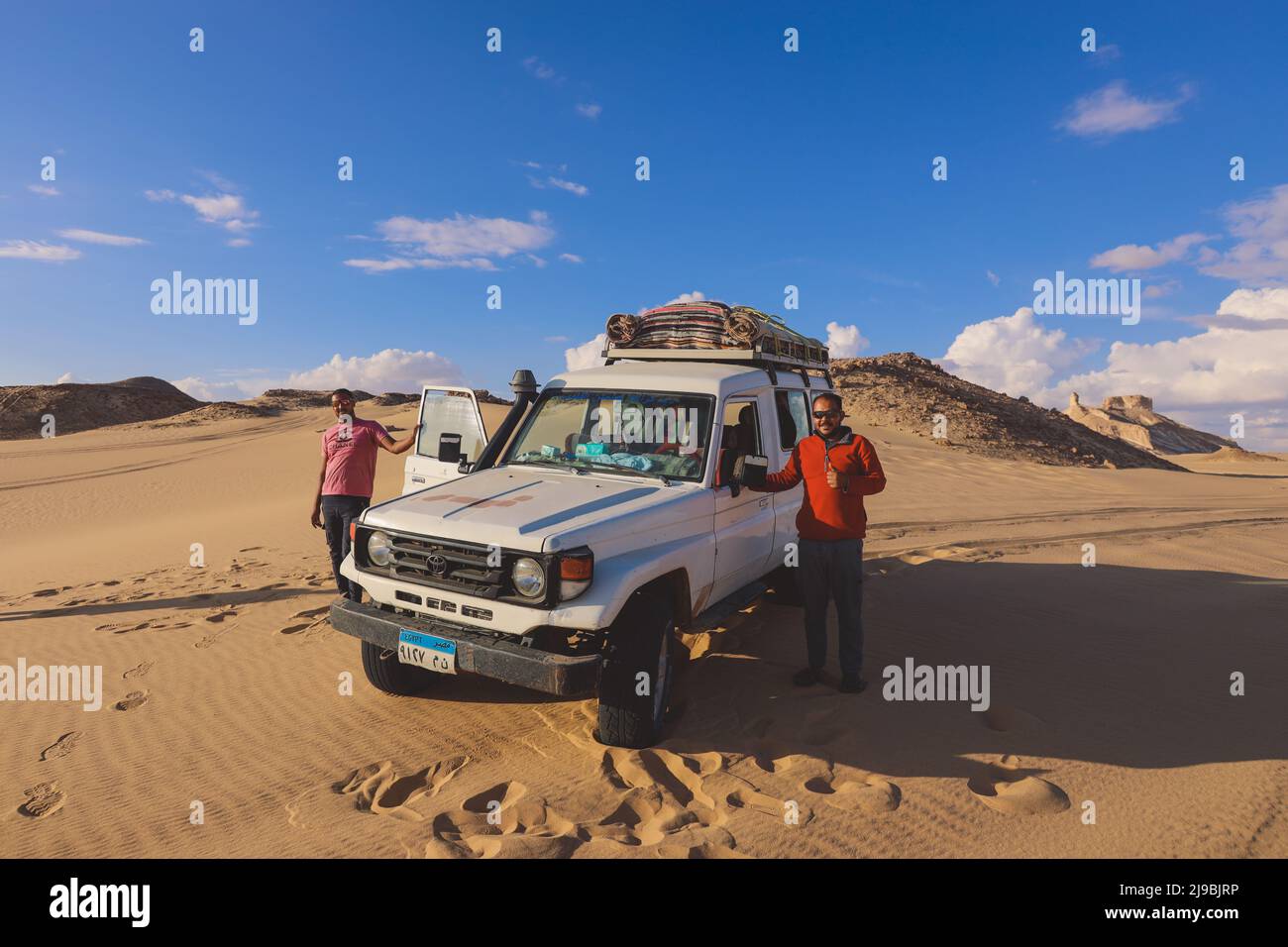 Autista egiziano locale nell'area protetta del deserto bianco con l'Adventure 4x4 Foto Stock