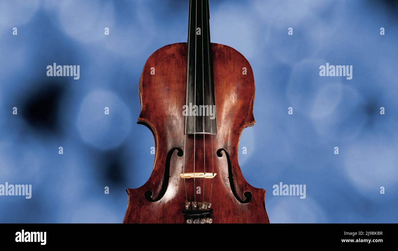 Dettaglio di un corpo di violino su sfondo blu sfocato Foto Stock
