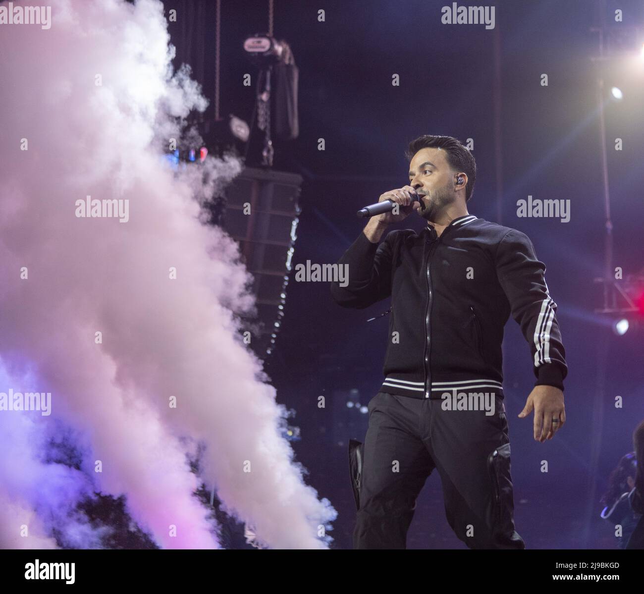 Luis Fonsi suona sul palco durante l'Amor a la Musica presentato da Uforia alla FLA Live Arena sabato 21 maggio 2022 a Sunrise, Florida. Foto di Gary i Rothstein/UPI Foto Stock