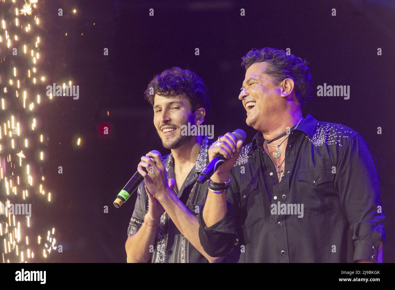 (L-R) Sebastián Yatra e Carlos Vives si esibisce sul palco durante l'Amor a la Musica presentato da Uforia alla FLA Live Arena sabato 21 maggio 2022 a Sunrise, Florida. Foto di Gary i Rothstein/UPI Foto Stock