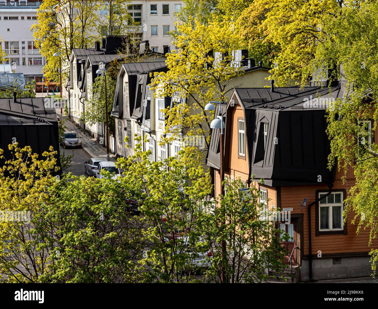 Vista di Suvannontie e Virtaintie nel quartiere di case in legno di Vallila di Helsinki, Finlandia. Foto Stock