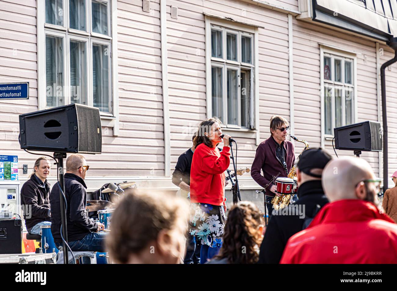 Band che si esibisce nella strada Vallilantie durante Puu-Vallilan Kevätjuhla, una celebrazione primaverile che si tiene nel quartiere delle case in legno di Vallila. Foto Stock