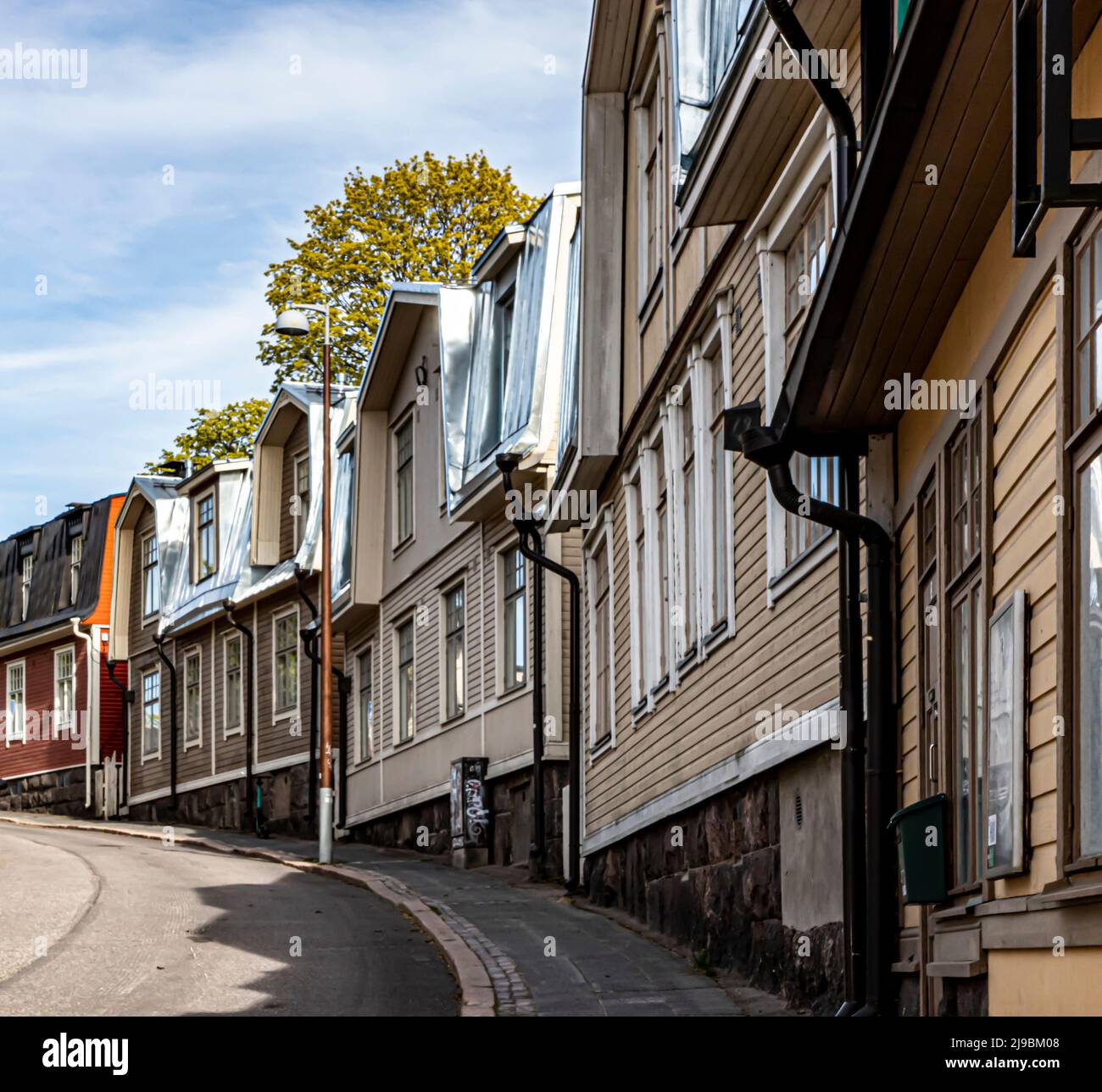 Vista su Vallilantie nel quartiere delle case in legno di Vallila. Foto Stock