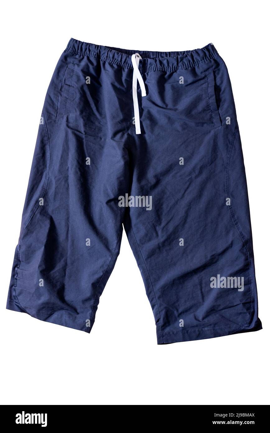 I pantaloncini blu scuro sono isolati su sfondo bianco. Il concetto di vendita, shopping e moda per pantaloni corti. Foto Stock