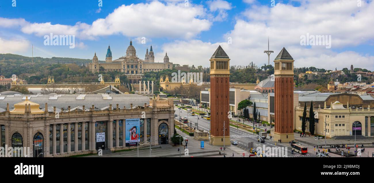 Barcellona, Spagna. Vista su Plaza de Espanya e Palau de Montjuich - Museo d'arte nazionale catalano MNAC sul monte Montjuic. Il Palau Nacional Foto Stock
