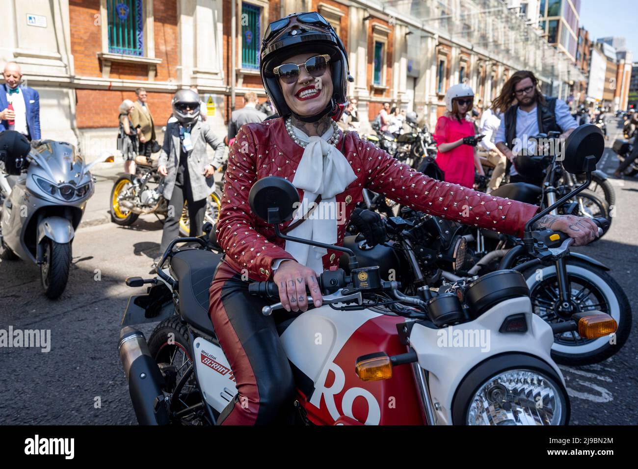 Londra, Regno Unito. 22 maggio 2022. I motociclisti vestiti in modo dandily arrivano allo Smithfield Market dopo aver completato un distinto Gentleman’s Ride attraverso il centro di Londra. Giostre simili si stanno svolgendo in tutto il mondo per raccogliere fondi e consapevolezza del cancro prostrato e della salute degli uomini. Credit: Stephen Chung / Alamy Live News Foto Stock