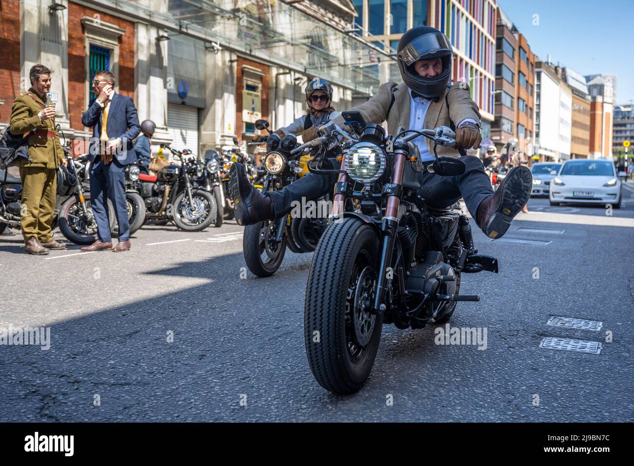 Londra, Regno Unito. 22 maggio 2022. I motociclisti vestiti in modo dandily arrivano allo Smithfield Market dopo aver completato un distinto Gentleman’s Ride attraverso il centro di Londra. Giostre simili si stanno svolgendo in tutto il mondo per raccogliere fondi e consapevolezza del cancro prostrato e della salute degli uomini. Credit: Stephen Chung / Alamy Live News Foto Stock