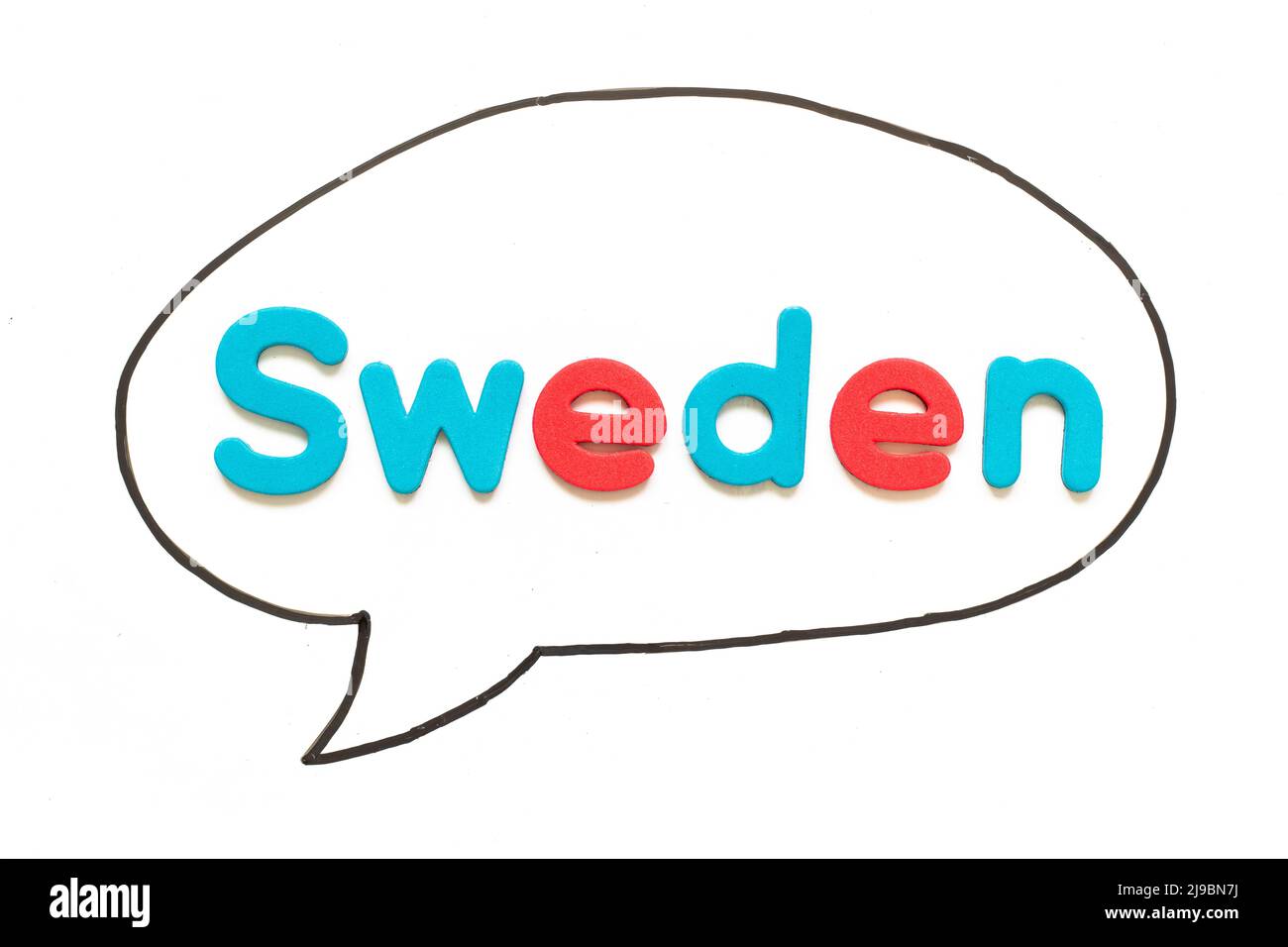 Lettera alfabetica con parola svezia in linea nera disegno a mano come bolla discorso su sfondo lavagna bianca Foto Stock