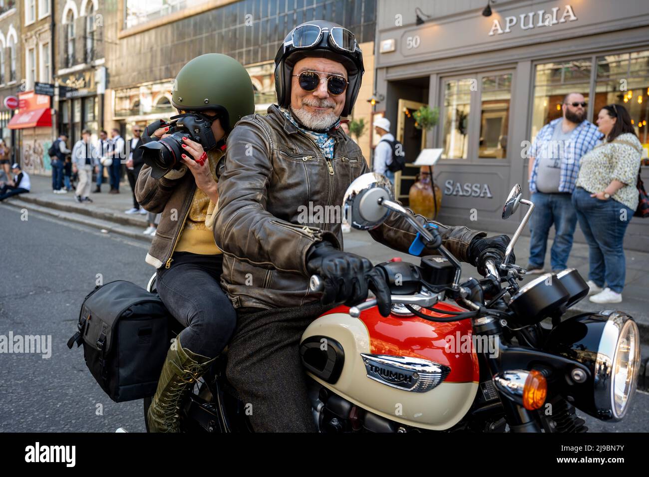 Londra, Regno Unito. 22 maggio 2022. I motociclisti vestiti in modo dandily arrivano allo Smithfield Market dopo aver completato un distinto Gentleman’s Ride attraverso il centro di Londra. Giostre simili si stanno svolgendo in tutto il mondo per raccogliere fondi e consapevolezza del cancro prostrato e della salute degli uomini. Credit: Stephen Chung / Alamy Live News Foto Stock