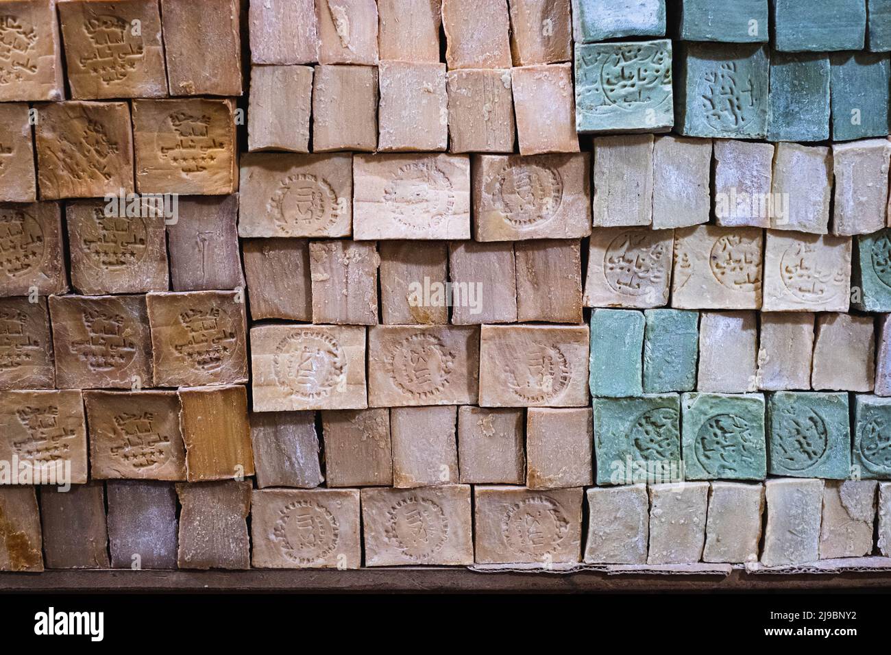 Stack di saponette Aleppo sul mercato Foto Stock