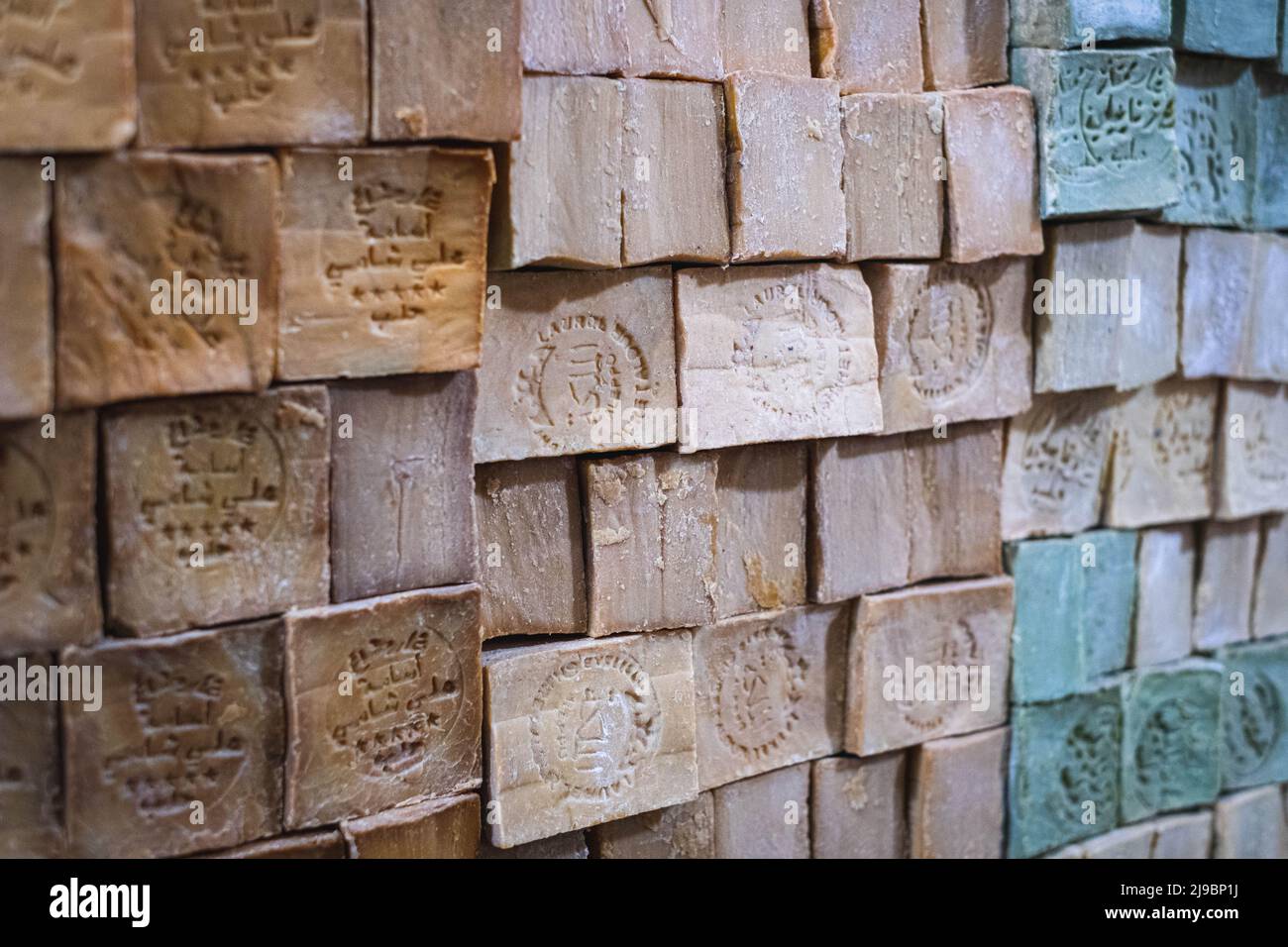 Stack di saponette Aleppo sul mercato per la vendita Foto Stock