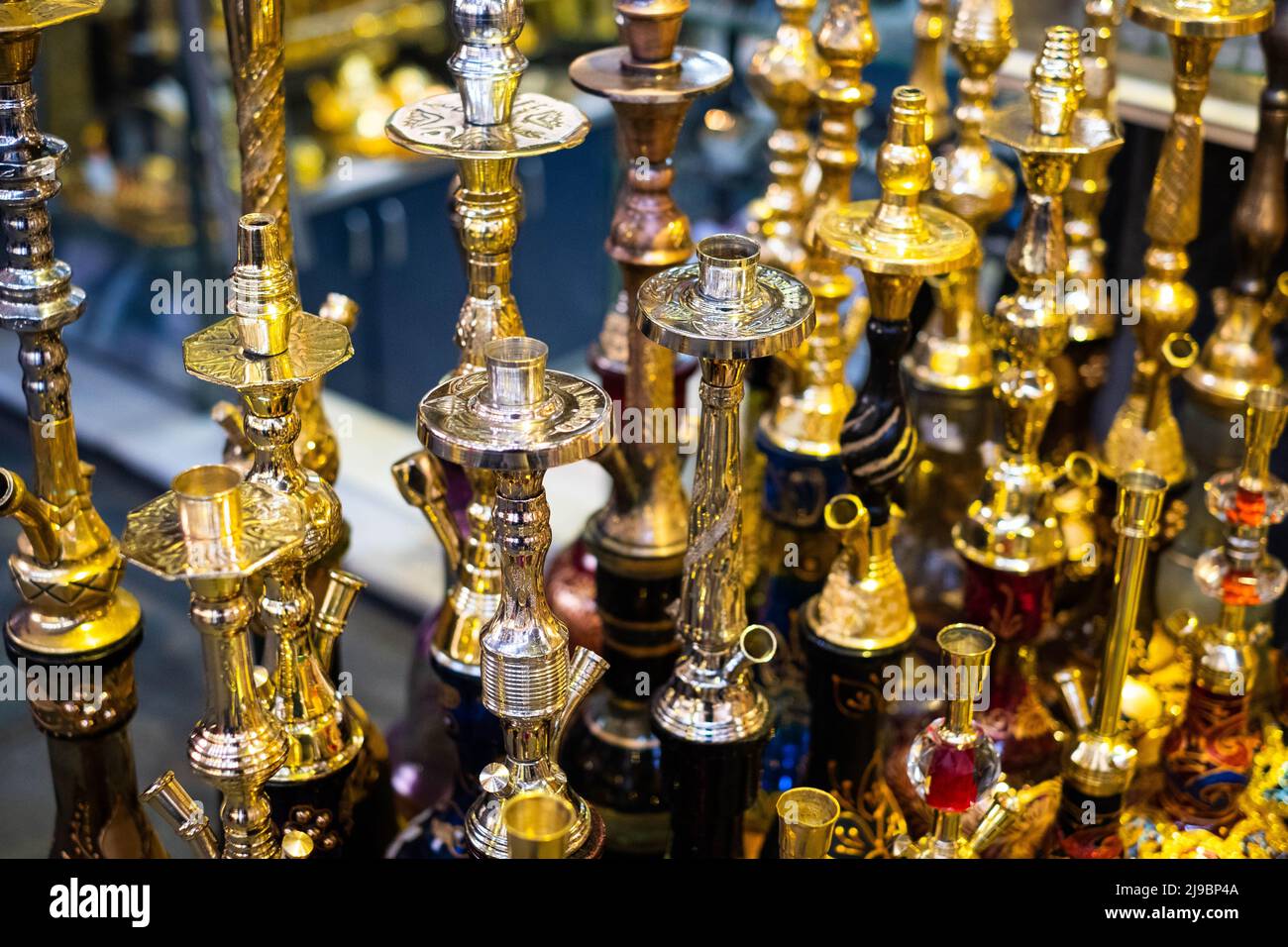 Nargile, nargile o nargile, tubi d'acqua in vendita sul mercato, Damasco Foto Stock