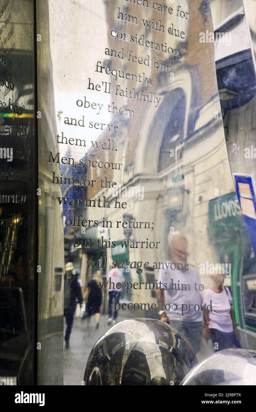 La Exeter Riddle scultura in High Street per artista Michael Fairfax basato sul libro di Exeter di enigmi circa 960. Primo esempio di anglo-Saxon po Foto Stock