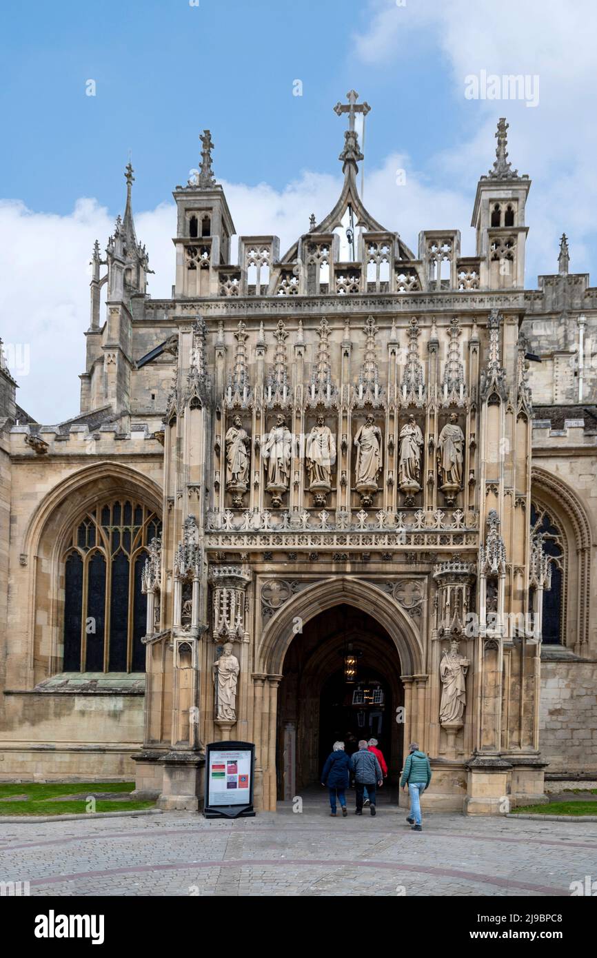 I visitatori entrano nella Cattedrale di Gloucester, nota anche come la Chiesa Cattedrale di San Pietro e la Santissima e indivisibile Trinità, Gloucestershire, Inghilterra, Regno Unito. Foto Stock