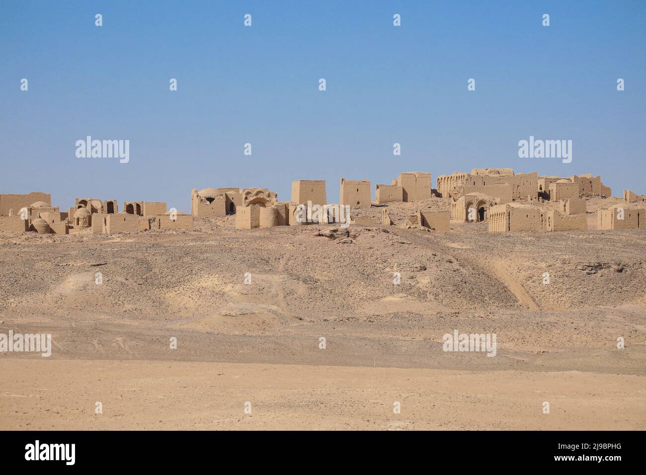 Vista panoramica su un antico cimitero cristiano di El Bagawat, uno dei più antichi del mondo, che ha funzionato presso l'Oasi di Kharga Foto Stock