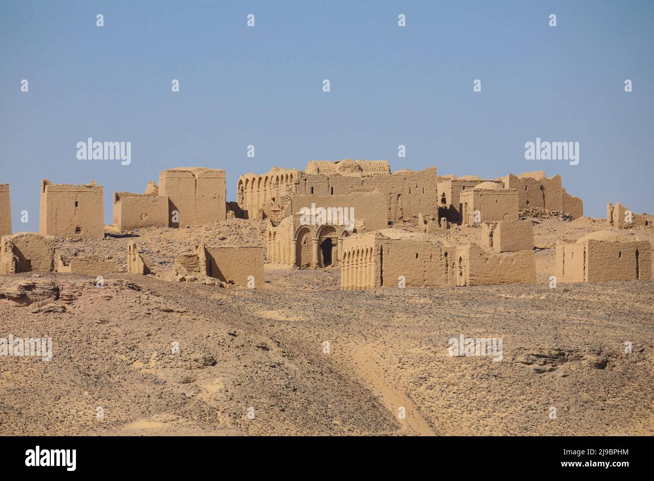 Vista panoramica su un antico cimitero cristiano di El Bagawat, uno dei più antichi del mondo, che ha funzionato presso l'Oasi di Kharga Foto Stock