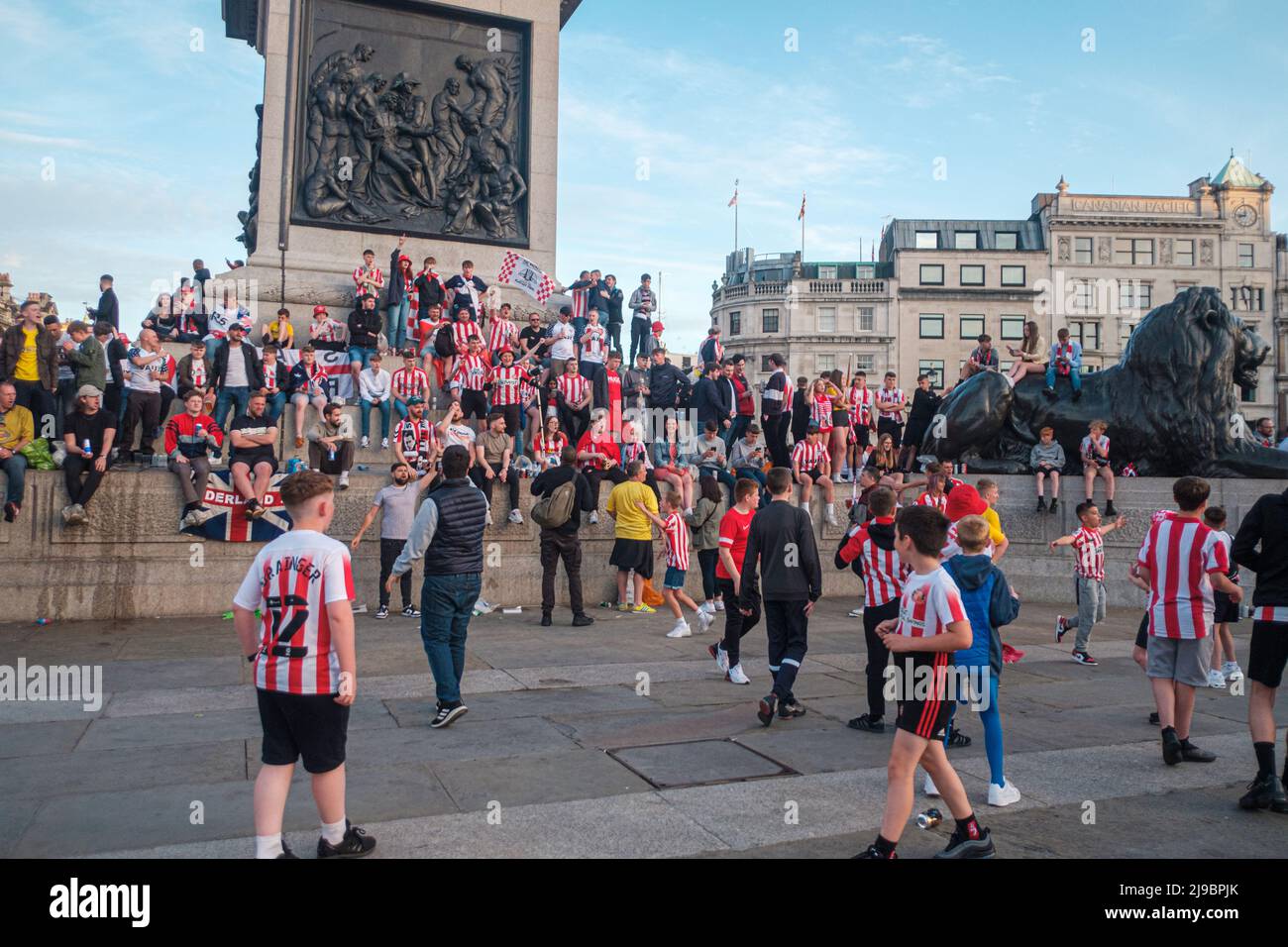 21/05/22, i fan di Sunderland AFC festeggiano nella Notte a Trafalgar Square dopo essere stati promossi al Campionato Foto Stock