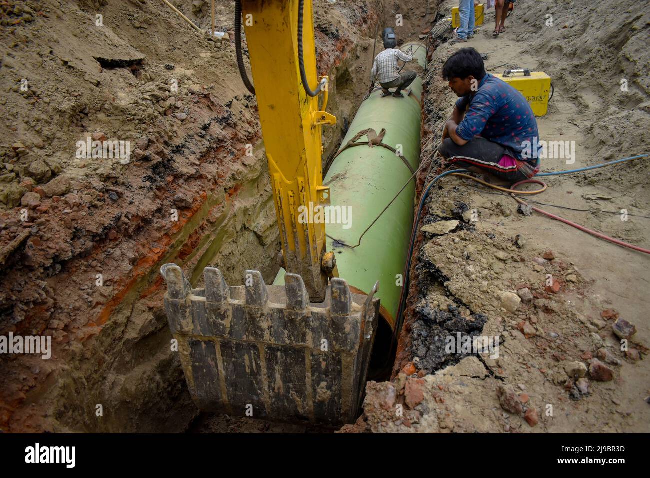 Kolkata, India. 22nd maggio 2022. I lavoratori edili installano nuove linee d'acqua prive di arsenico nel suburbano di Kolkata, India. Credit: Pacific Press Media Production Corp./Alamy Live News Foto Stock