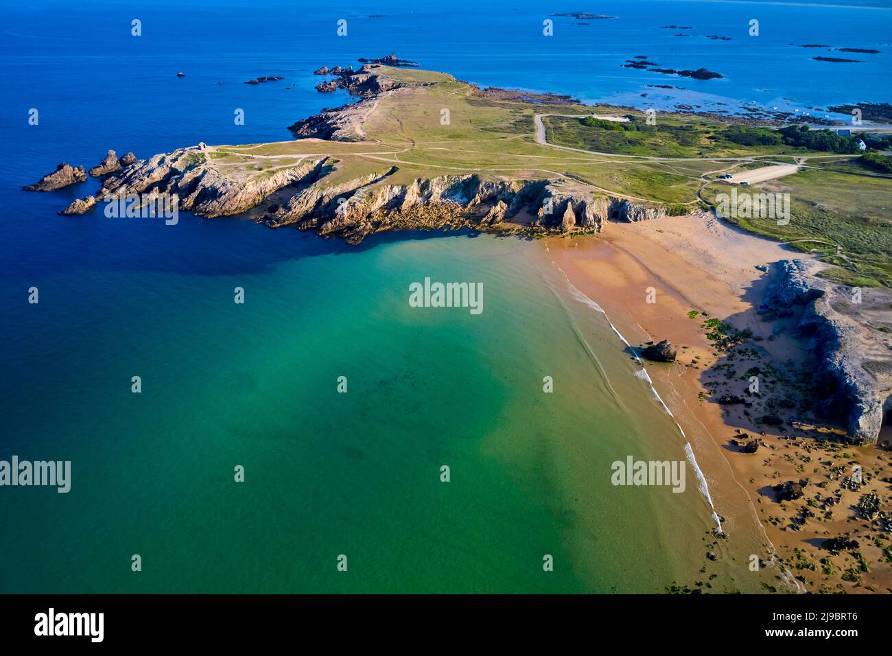 Francia, Morbihan (56), Costa selvaggia, penisola di Quiberon, Pointe du Percho e Porz Guen, Spiaggia di Port Blanc (vista aerea) Foto Stock