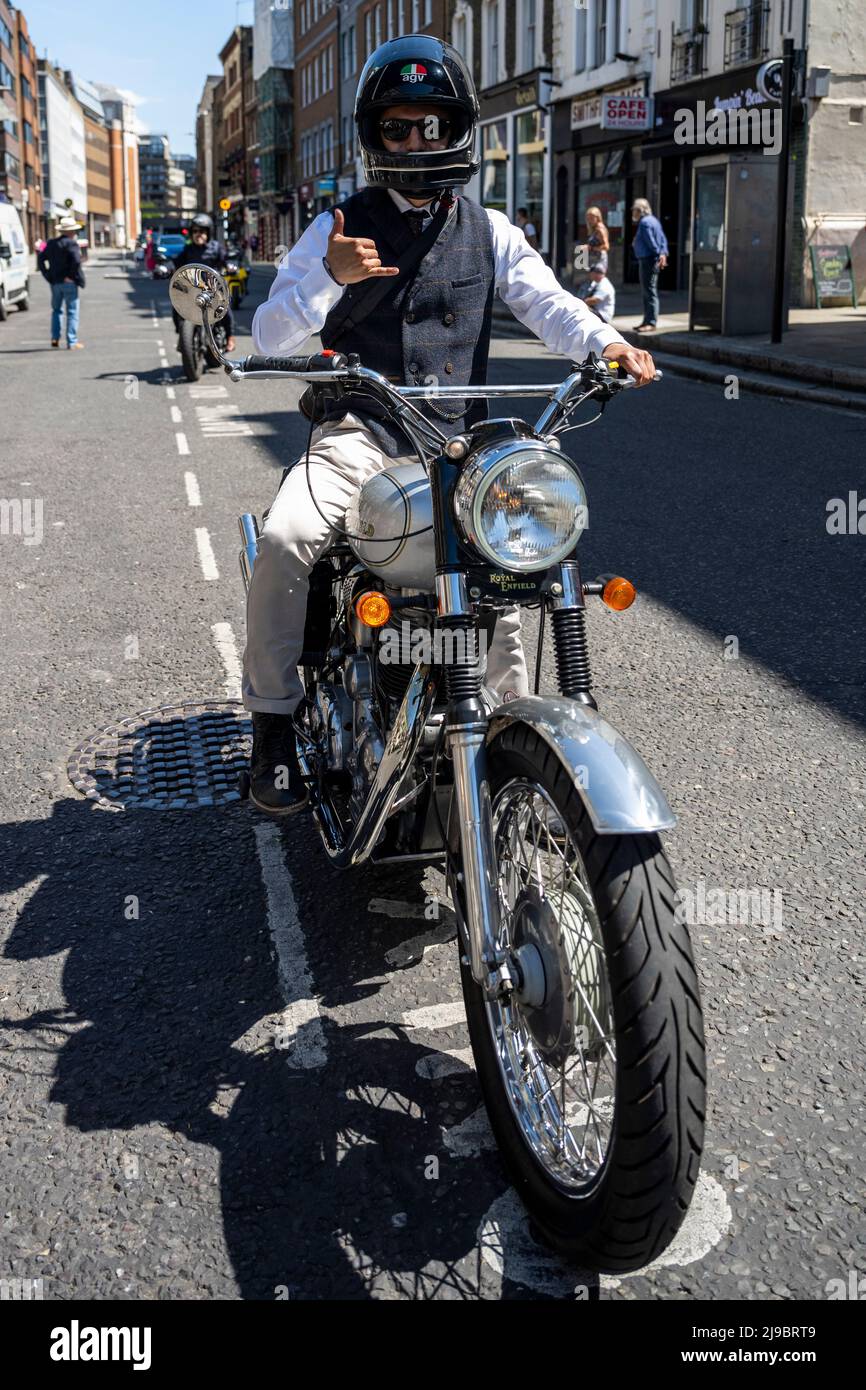 Londra, Regno Unito. 22 maggio 2022. I motociclisti vestiti in modo dandily arrivano allo Smithfield Market dopo aver completato un distinto Gentleman’s Ride attraverso il centro di Londra. Giostre simili si stanno svolgendo in tutto il mondo per raccogliere fondi e consapevolezza del cancro prostrato e della salute degli uomini. Credit: Stephen Chung / Alamy Live News Foto Stock