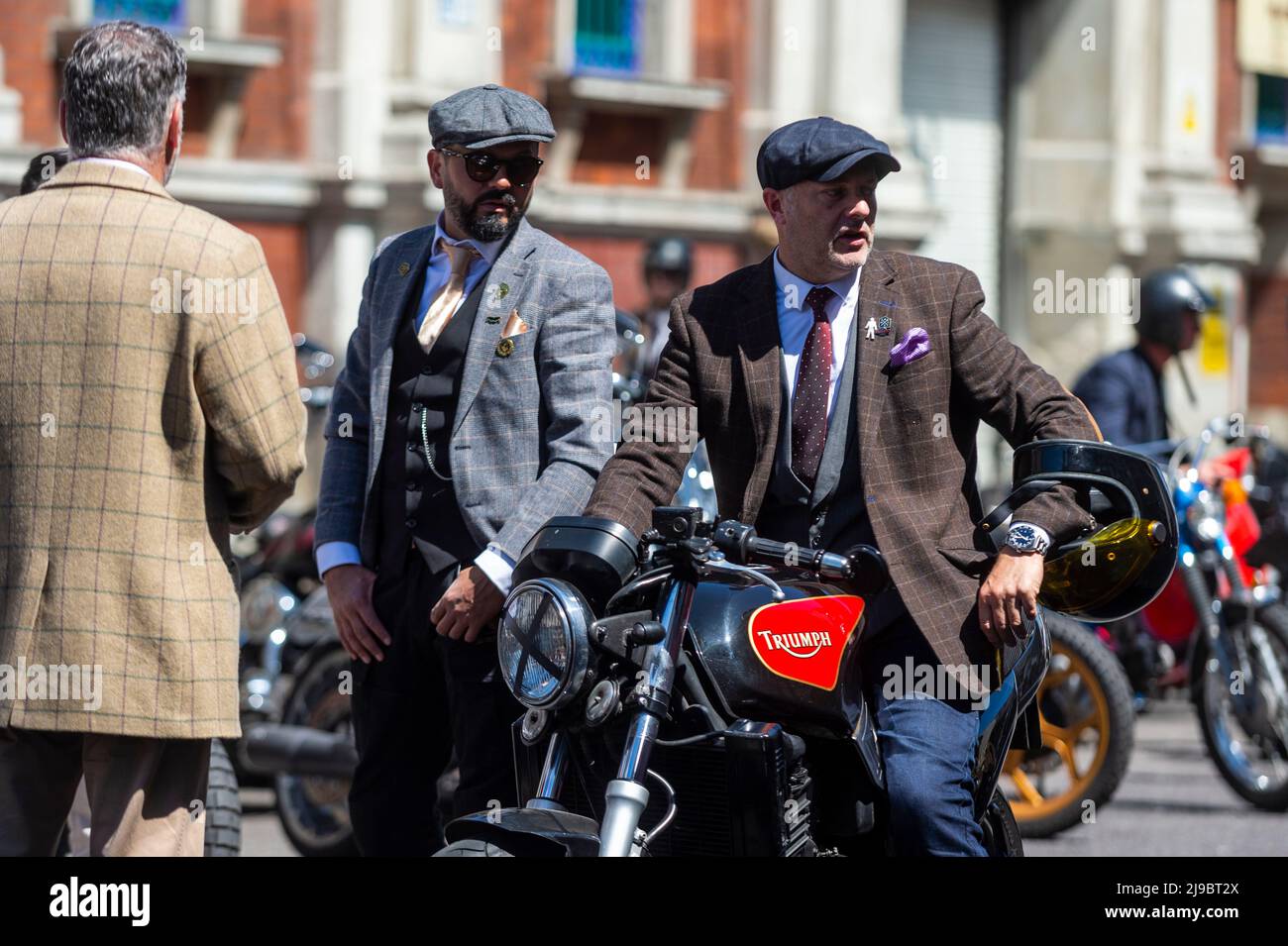 Londra, Regno Unito. 22 maggio 2022. I motociclisti vestiti in modo dandily arrivano allo Smithfield Market dopo aver completato un distinto Gentleman’s Ride attraverso il centro di Londra. Giostre simili si stanno svolgendo in tutto il mondo per raccogliere fondi e consapevolezza del cancro prostrato e della salute degli uomini. Credit: Stephen Chung / Alamy Live News Foto Stock