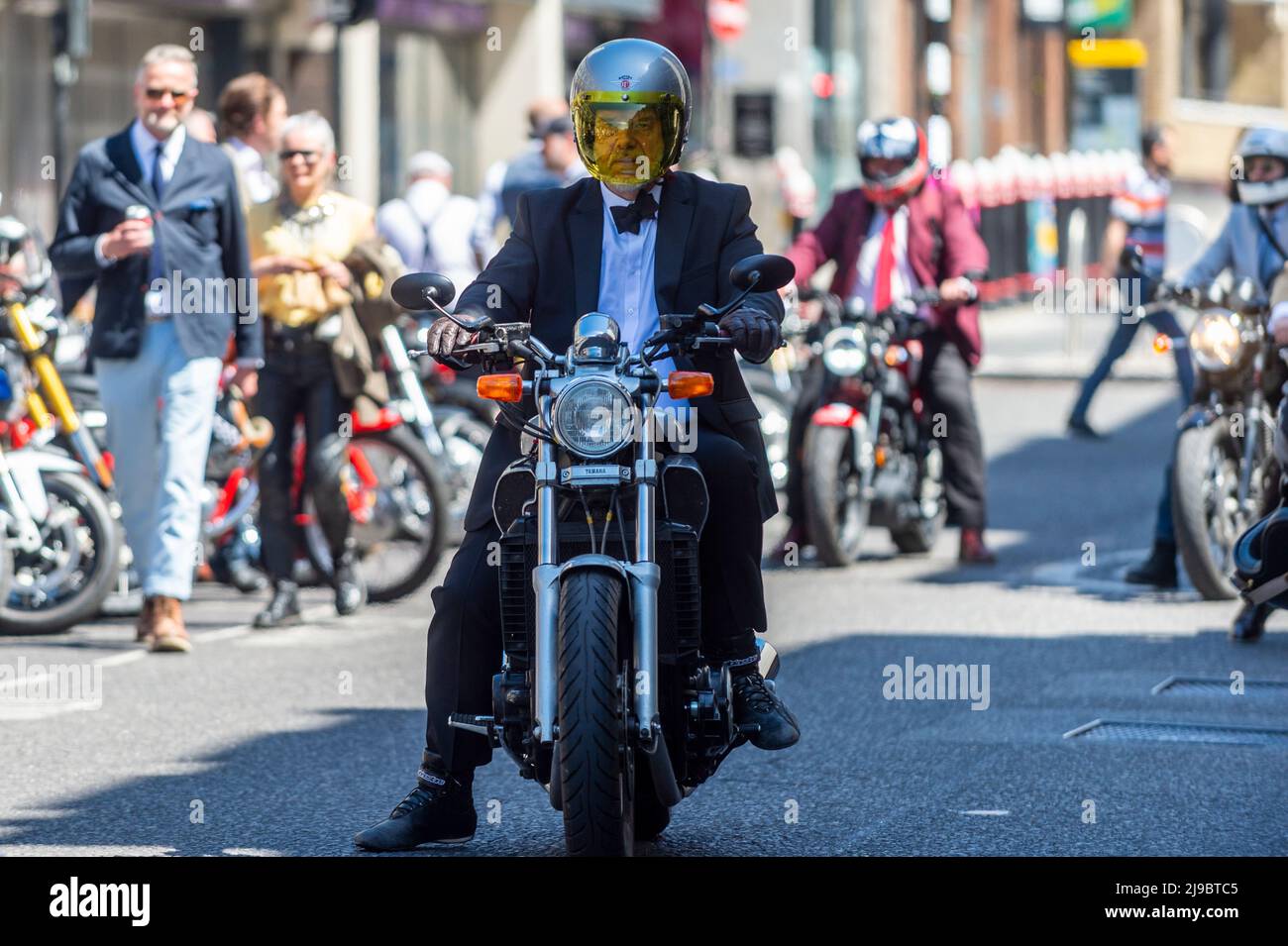 Londra, Regno Unito. 22 maggio 2022. I motociclisti vestiti in modo dandily arrivano allo Smithfield Market dopo aver completato un distinto Gentleman’s Ride attraverso il centro di Londra. Giostre simili si stanno svolgendo in tutto il mondo per raccogliere fondi e consapevolezza del cancro prostrato e della salute degli uomini. Credit: Stephen Chung / Alamy Live News Foto Stock