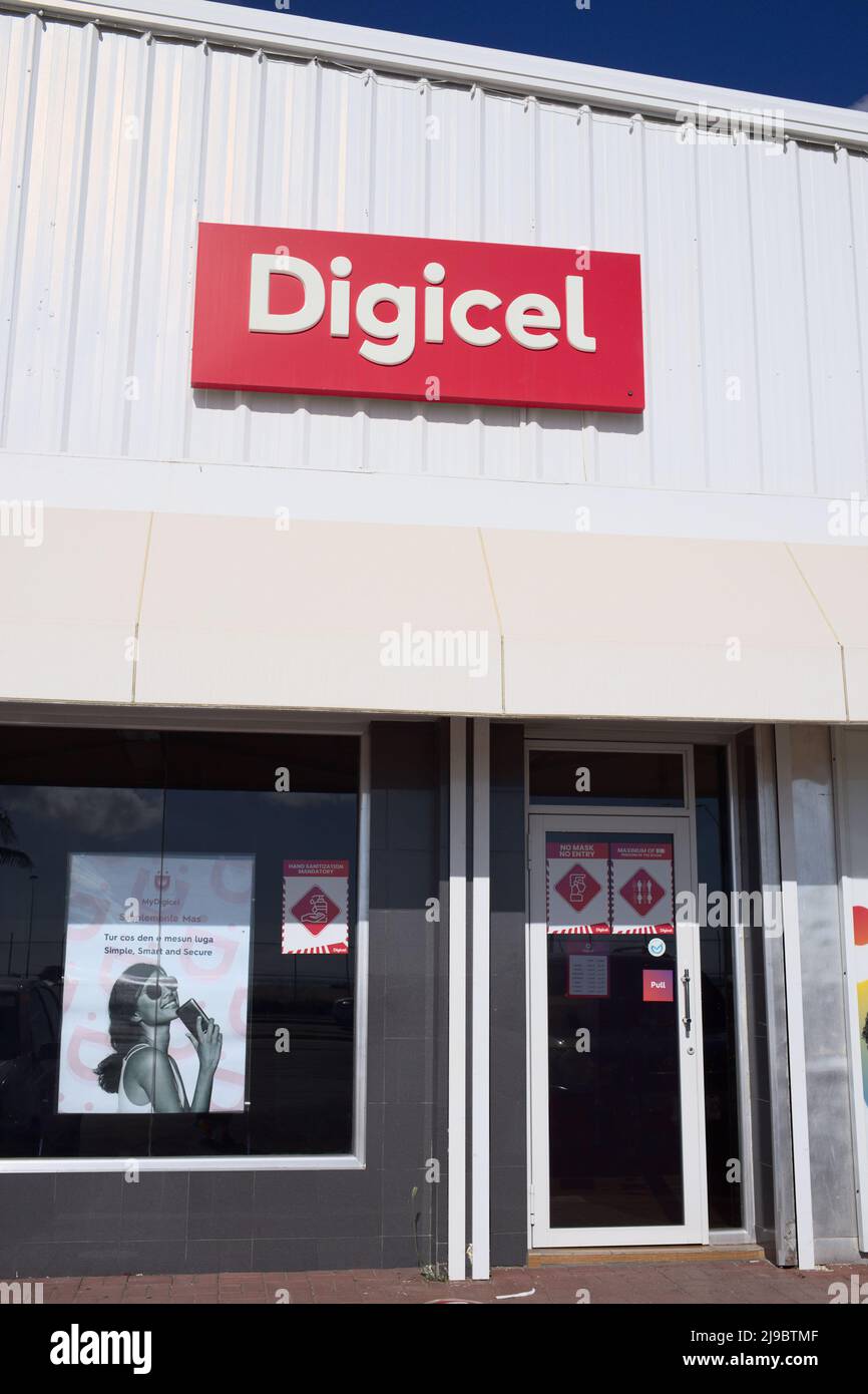 ORANJESTAD, ARUBA - 16 DICEMBRE 2020: Ingresso di un negozio Digicel, un fornitore di telefonia mobile lungo L. G. Smith Blvd a Oranjestad, Aruba Foto Stock