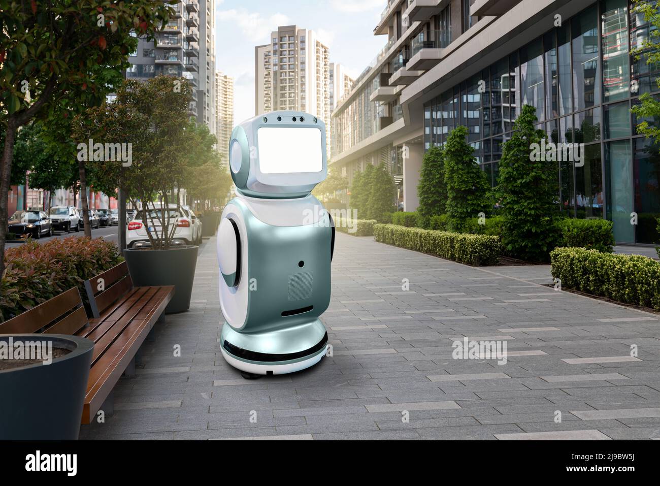 Robot con uno schermo su una strada della città Foto Stock