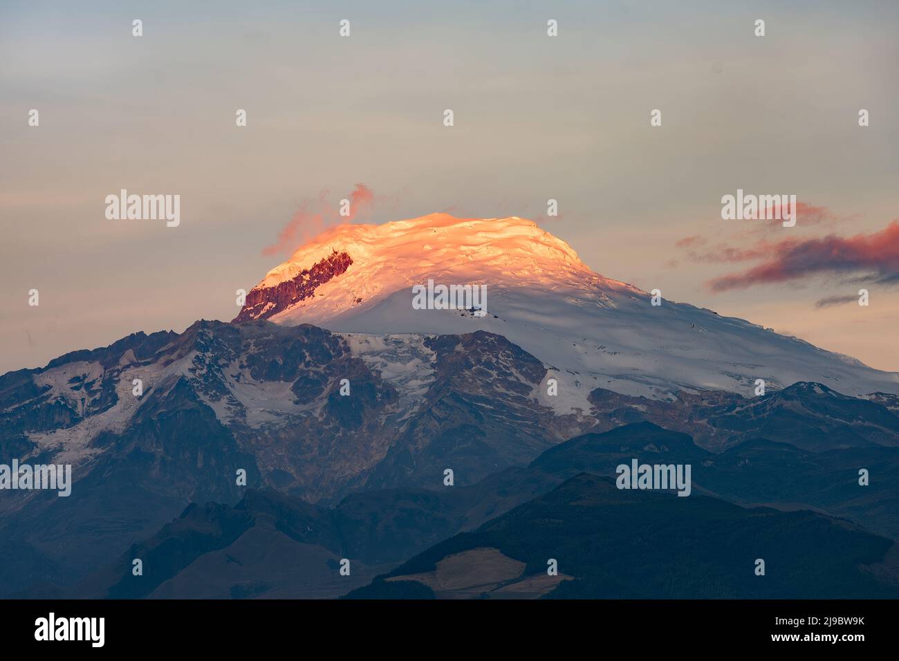 Il vulcano Cayambe in Ecuador al tramonto Foto Stock