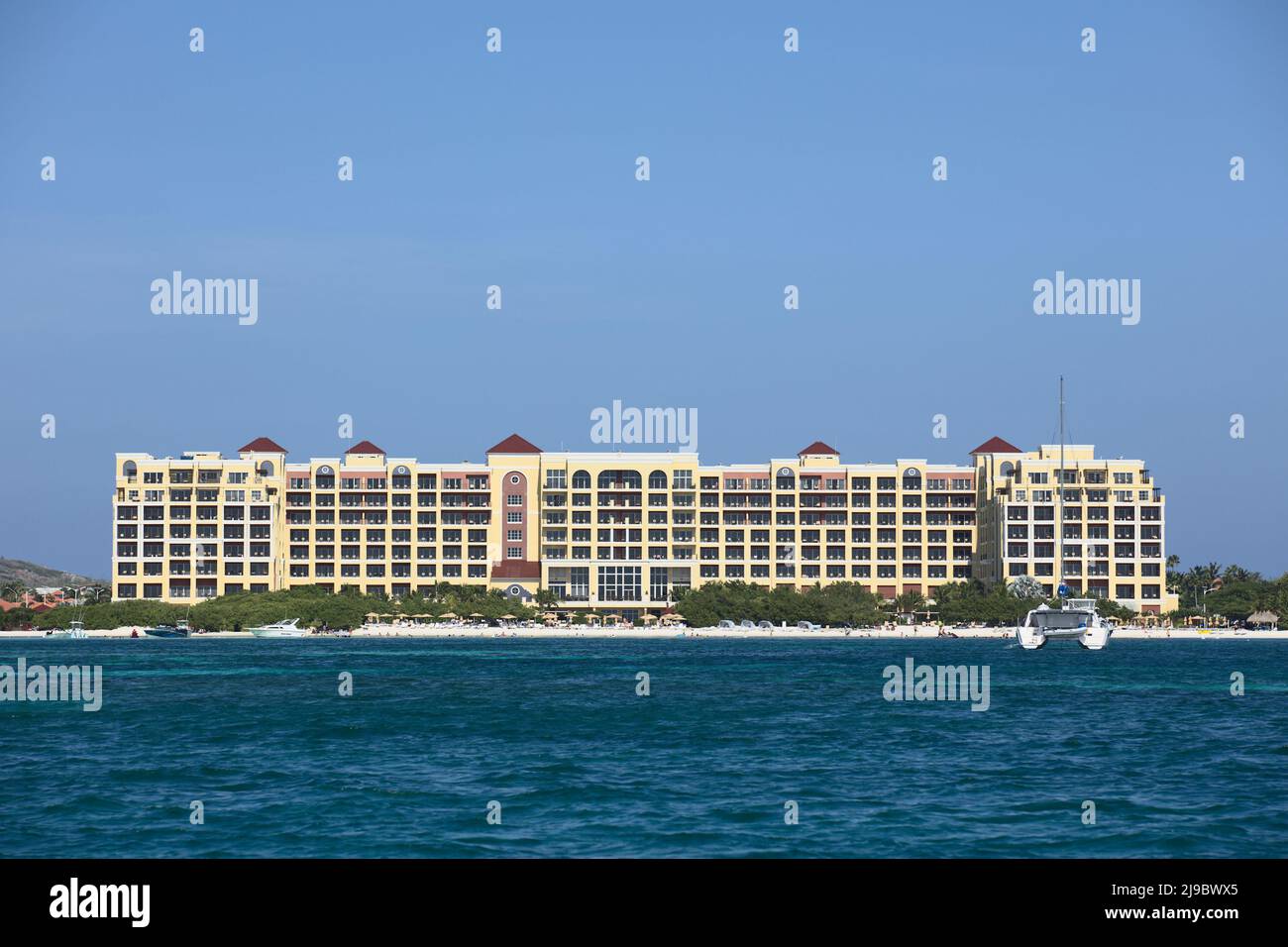 PALM BEACH, ARUBA - 17 OTTOBRE 2021: Vista dal mare del Ritz-Carlton Hotel lungo Palm Beach sull'isola caraibica di Aruba Foto Stock