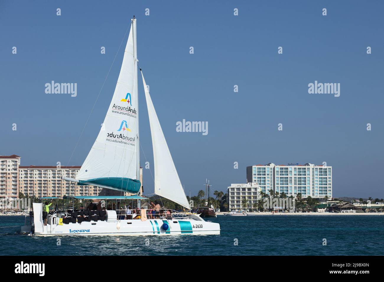 PALM BEACH, ARUBA - 17 OTTOBRE 2021: Tour in catamarano in barca a vela lungo Palm Beach di fronte agli hotel Marriott e Radisson Blu di Aruba Foto Stock