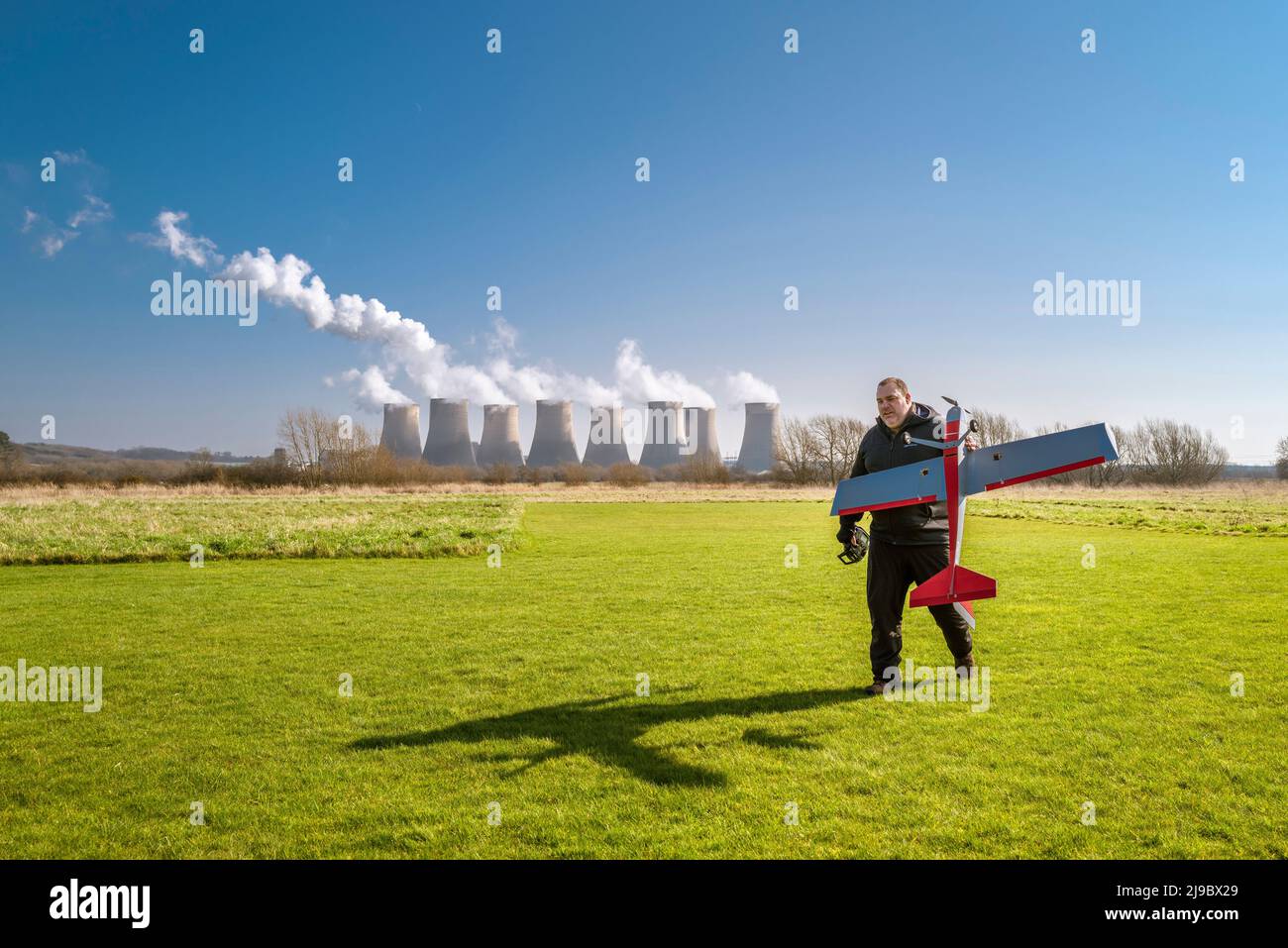 Un modellatore con un piano radiocontrollato. Foto Stock