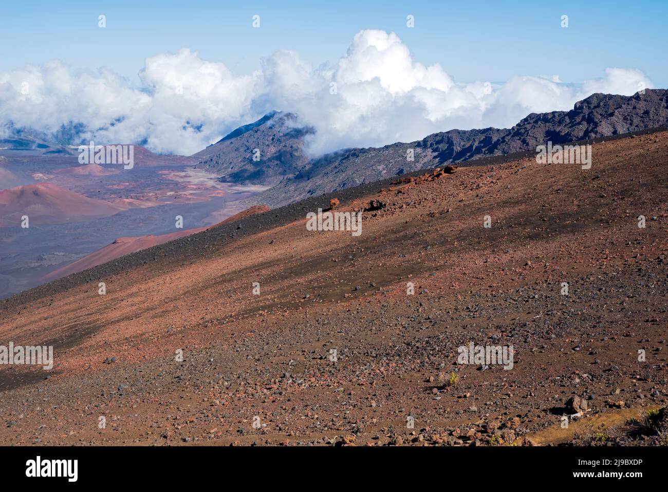 pendio roccioso e picchi di montagna sopra il pavimento della valle vista da pista di trekking di sabbia scorrevole al cratere di haleakala maui hawaii Foto Stock