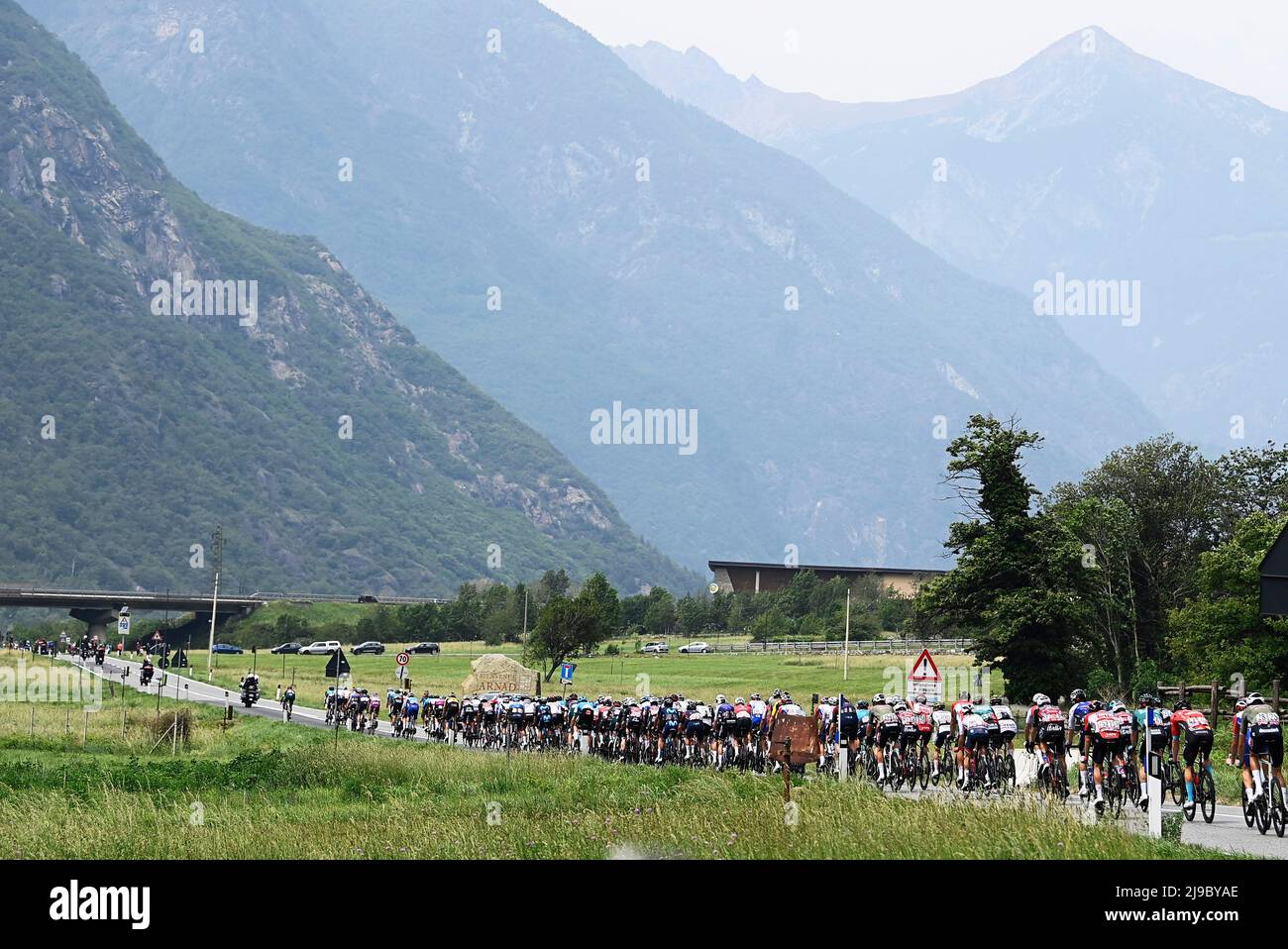 Foto Fabio Ferrari/LaPresse 22 Maggio 2022 Italia sport ciclismo giro d'Italia 2022 - edizione 105 - tappa 15 - da Rivarolo Canavese a Cogne nella foto: un momento della gara Foto Fabio Ferrari/LaPresse Maggio 22, 2022 Italia sport Ciclismo giro d'Italia 2022 - edizione 105th - tappa 15 - da Rivarolo Canavese a Cogne nella foto: Un momento della tappa/ PRESSINPHOTO Foto Stock