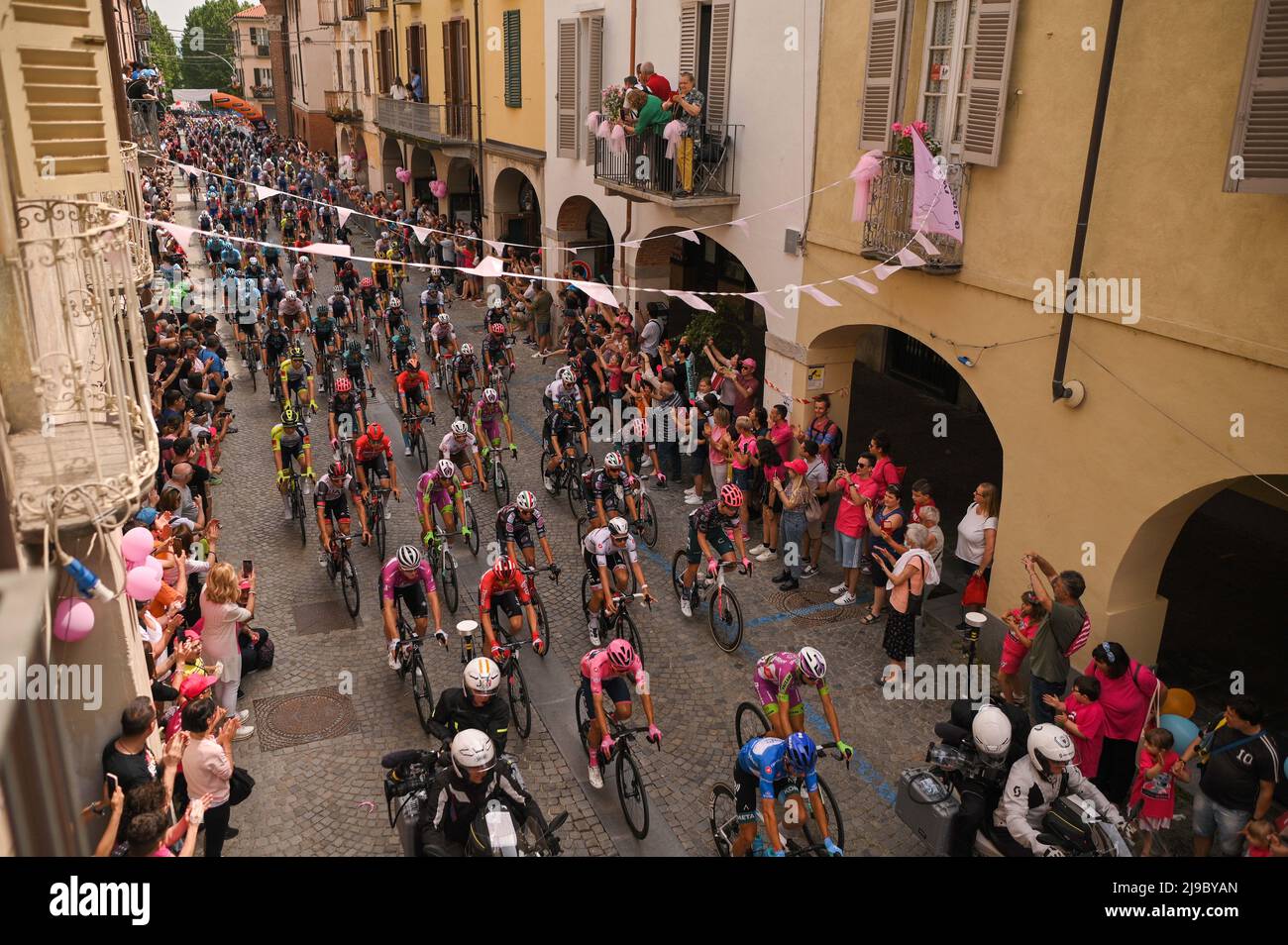 Foto Marco Alpozzi/LaPresse 22 Maggio 2022 Rivarolo Canavese , Italia sport ciclismo giro d'Italia 2022 - edizione 105 - Tappa 15 - da Rivarolo Canavese a Cogne nella foto: Partenza da Rivarolo Canavese Foto Marco Alpozzi/LaPresse 22 maggio 2022 Rivarolo Canavese , Italia sport Ciclismo giro d'Italia 2022 - edizione 105th - tappa 15 - da Rivarolo Canavese a Cogne nella foto: Partenza da Rivarolo Canavese / PRESSINPHOTO Foto Stock
