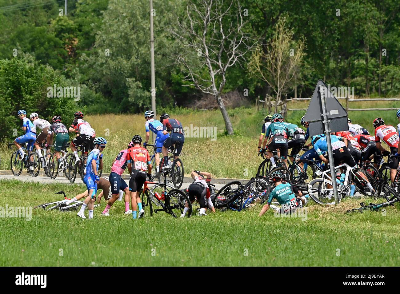 Foto Fabio Ferrari/LaPresse 22 Maggio 2022 Italia sport ciclismo giro d'Italia 2022 - edizione 105 - tappa 15 - da Rivarolo Canavese a Cogne nella foto: un momento della gara, caduta ciclisti Foto Fabio Ferrari/LaPresse Maggio 22, 2022 Italy sport Cycling giro d'Italia 2022 - edizione 105th - tappa 15 - da Rivarolo Canavese a Cogne nella foto: Un momento della tappa/ PRESSINPHOTO Foto Stock