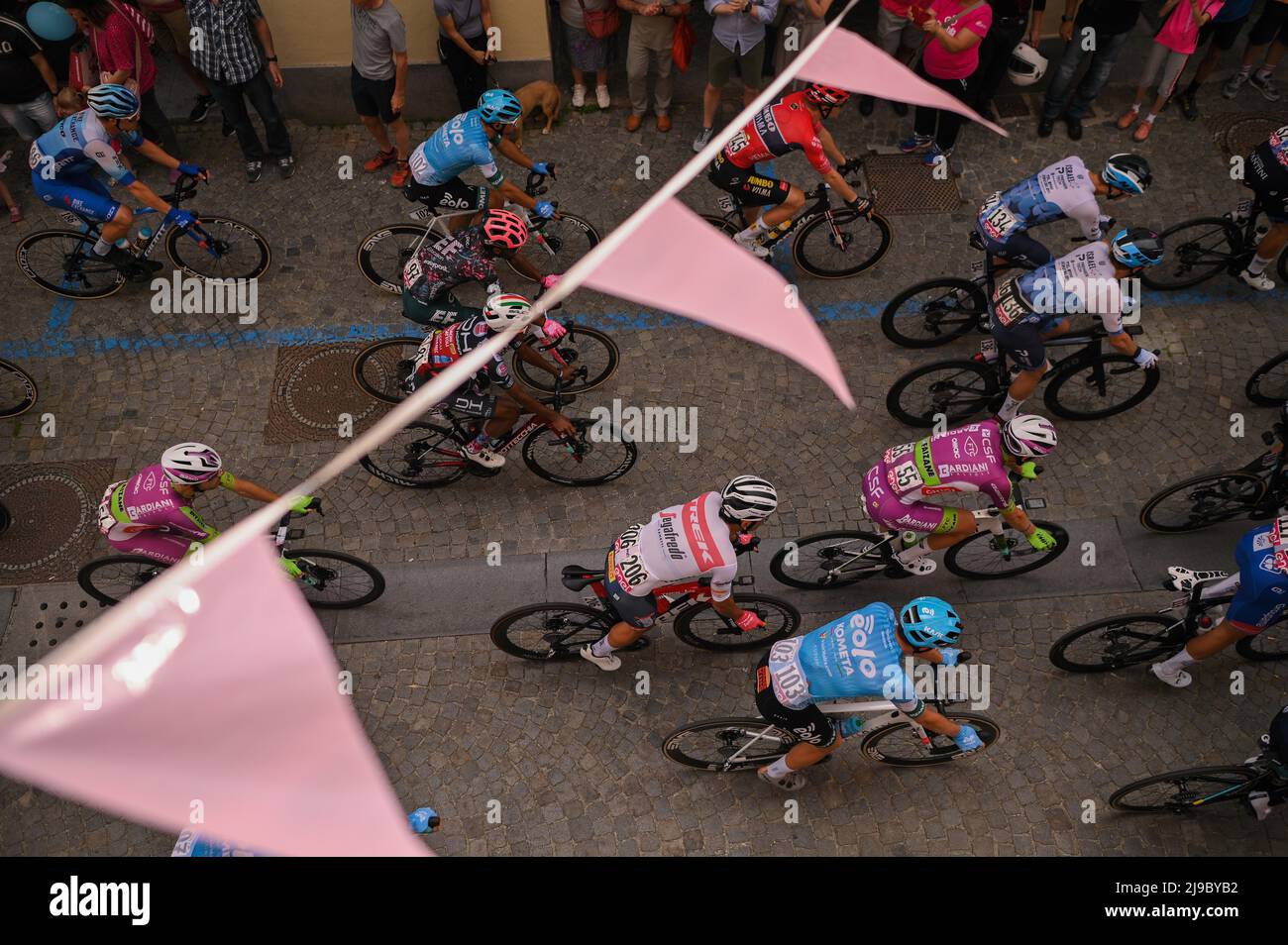 Foto Marco Alpozzi/LaPresse 22 Maggio 2022 Rivarolo Canavese , Italia sport ciclismo giro d'Italia 2022 - edizione 105 - Tappa 15 - da Rivarolo Canavese a Cogne nella foto: Partenza da Rivarolo Canavese Foto Marco Alpozzi/LaPresse 22 maggio 2022 Rivarolo Canavese , Italia sport Ciclismo giro d'Italia 2022 - edizione 105th - tappa 15 - da Rivarolo Canavese a Cogne nella foto: Partenza da Rivarolo Canavese / PRESSINPHOTO Foto Stock