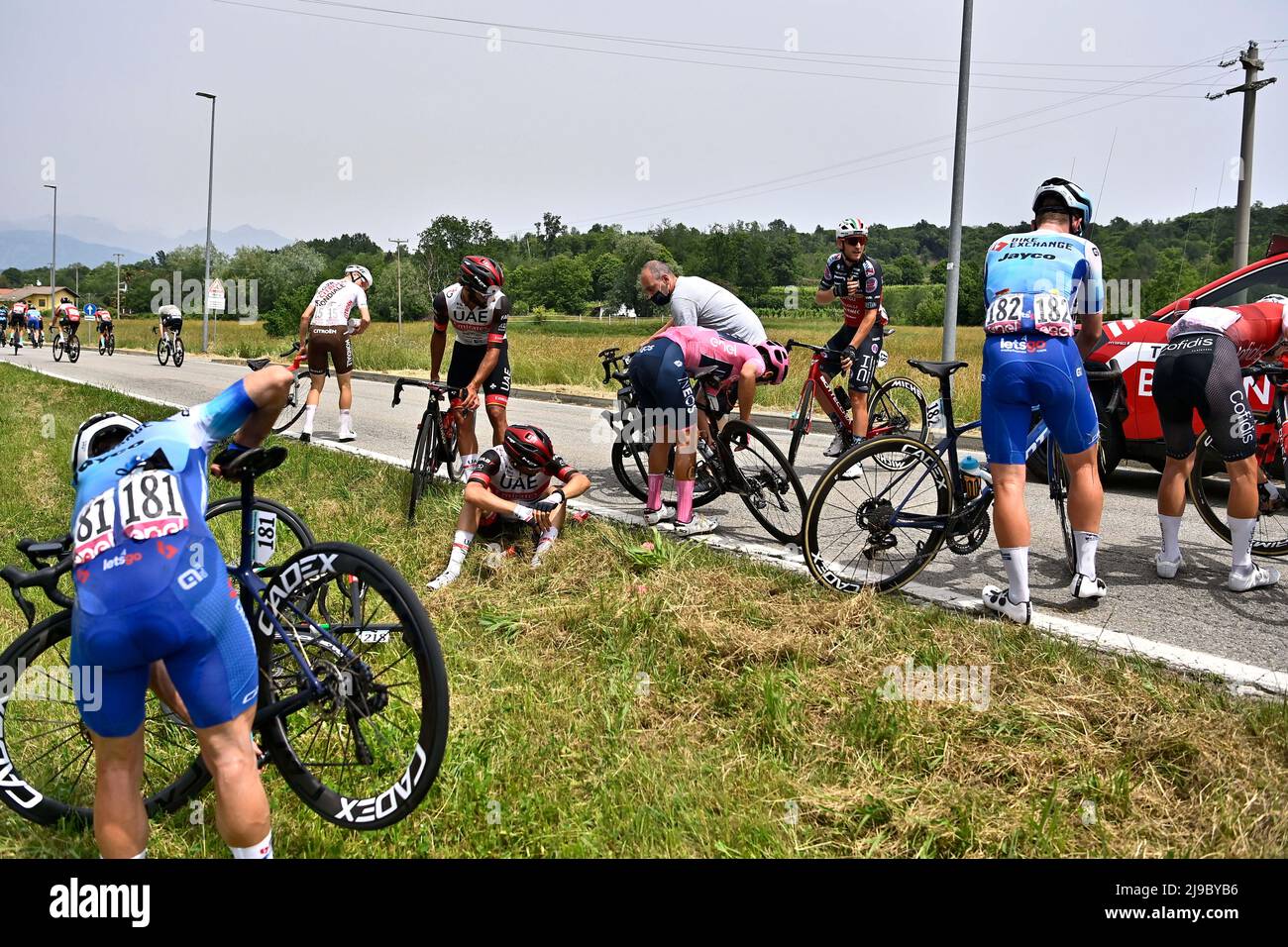 Foto Fabio Ferrari/LaPresse 22 Maggio 2022 Italia sport ciclismo giro d'Italia 2022 - edizione 105 - tappa 15 - da Rivarolo Canavese a Cogne nella foto: CARAPAZ Richard (INEOS GRENADIERS) caduta Photo Fabio Ferrari/LaPresse May 22, 2022 Italy sport Cycling giro d'Italia 2022 - edizione 105th - tappa 15 - da Rivarolo Canavese a Cogne nella foto: CARAPAZ Richard (INEOS GRENADIERS)/ PRESSINPHOTO Foto Stock