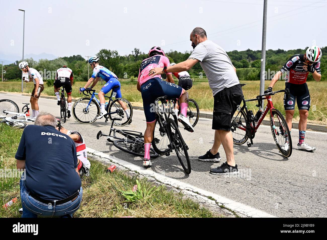 Foto Fabio Ferrari/LaPresse 22 Maggio 2022 Italia sport ciclismo giro d'Italia 2022 - edizione 105 - tappa 15 - da Rivarolo Canavese a Cogne nella foto: CARAPAZ Richard (INEOS GRENADIERS) caduta Photo Fabio Ferrari/LaPresse May 22, 2022 Italy sport Cycling giro d'Italia 2022 - edizione 105th - tappa 15 - da Rivarolo Canavese a Cogne nella foto: CARAPAZ Richard (INEOS GRENADIERS)/ PRESSINPHOTO Foto Stock