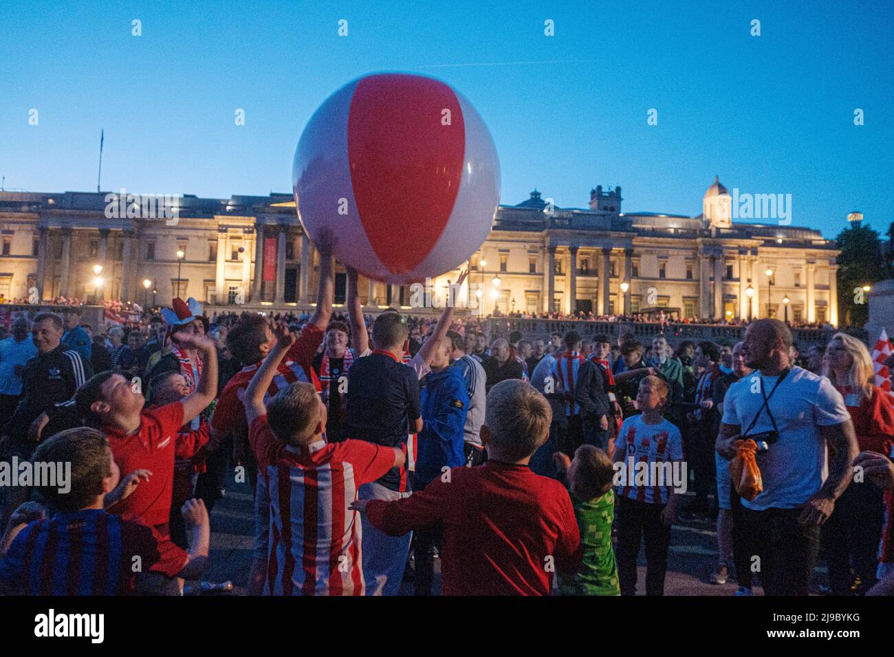 21/05/22, i fan di Sunderland AFC festeggiano nella Notte a Trafalgar Square dopo essere stati promossi al Campionato Foto Stock