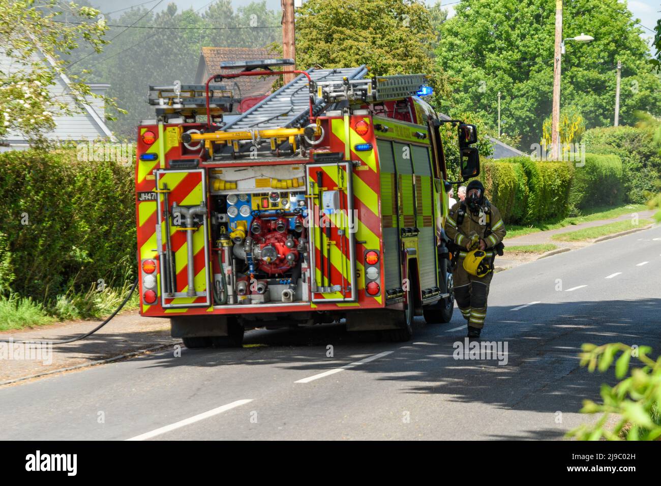 Fordingbridge, New Forest. Hampshire, Regno Unito, 22nd maggio 2022. Incendio di un'auto in una proprietà su Salisbury Road, Fordingbridge. Un'unità dell'Hampshire Fire and Rescue era presto presente per estinguere la macchia. Credit: Paul Biggins/Alamy Live News Foto Stock