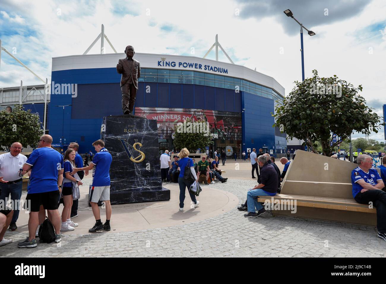 Leicester, Regno Unito. 22nd maggio 2022. I sostenitori di Leicester City si radunano fuori dalla nuova statua commemorando la vita del compianto presidente Khun Vichai Srivaddhanaprabha a Leicester, Regno Unito, il 5/22/2022. (Foto di James Heaton/News Images/Sipa USA) Credit: Sipa USA/Alamy Live News Foto Stock