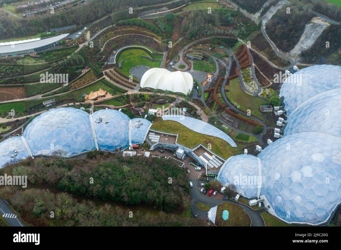 Una vista aerea della sfera da golf come le cupole di questo iconico luogo di conservazione in Cornovaglia. Foto Stock