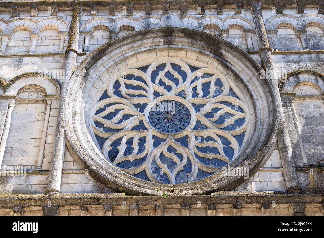 Cognac, Francia - 25 aprile 2022: Primo piano di rosone forma chuch St Leger in Cognac in Charente Francia Foto Stock