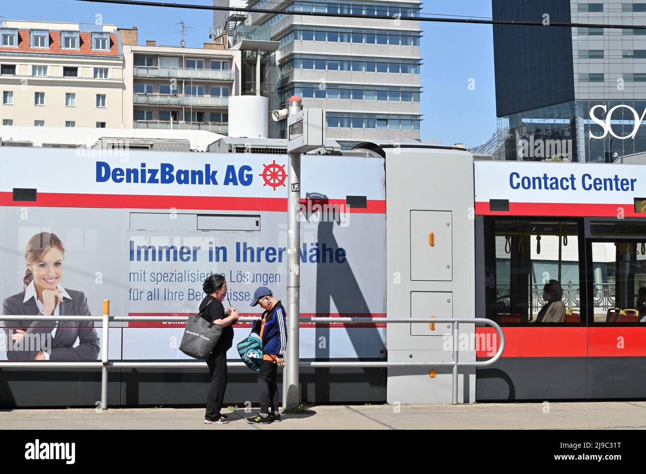 Vienna, Austria. Tram con pubblicità da Denizbank Foto Stock