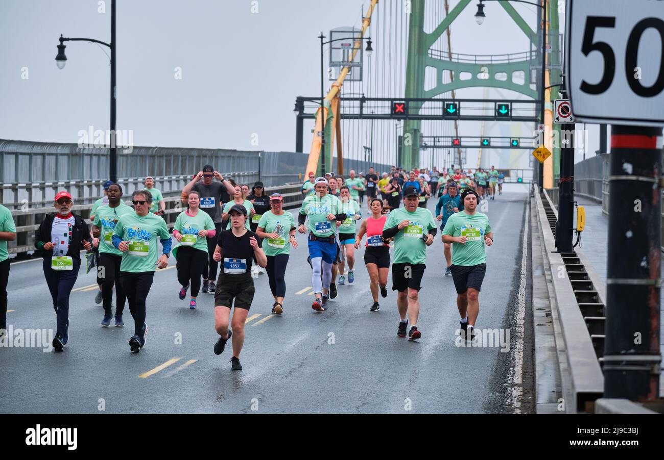 Halifax, Nuova Scozia, 22nd maggio 2022. I corridori si recavano sul ponte Macdonald per tornare a Halifax durante la maratona Halifax Scotiabank Blue Nose attraverso le strade della città nebbia Domenica mattina. Migliaia di partecipanti che attraversano la strada della città in vari eventi, guidano la distanza della maratona mentre l'evento ritorna alla sua regolare stella del fine settimana Victoria Day quest'anno. Credit: Meanderingemu/Alamy Live News Foto Stock