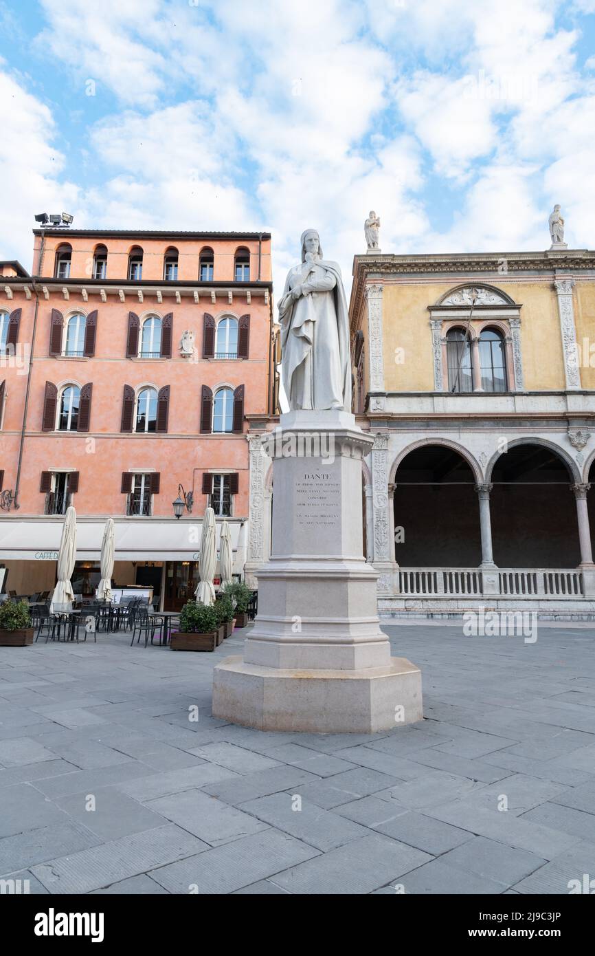 Statua di Dante che domina una piazza di Verona Foto Stock